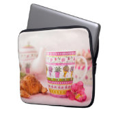 Tasse mit Tee, Hörnchen und Blume Laptopschutzhülle (Vorderseite Links)