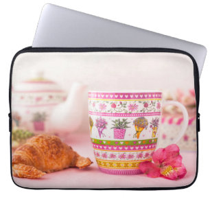 Tasse mit Tee, Hörnchen und Blume Laptopschutzhülle