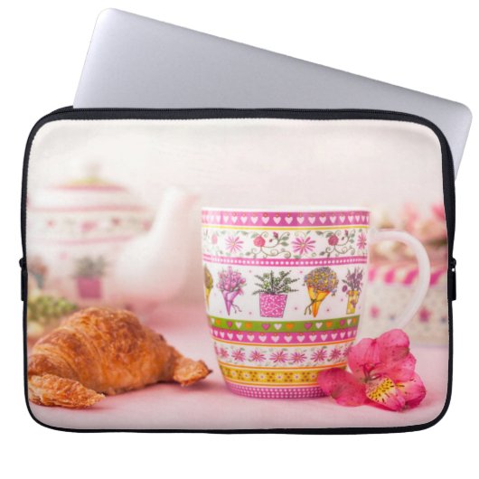 Tasse mit Tee, Hörnchen und Blume Laptopschutzhülle (Vorderseite)