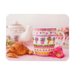 Tasse mit Tee, Hörnchen und Blume Magnet