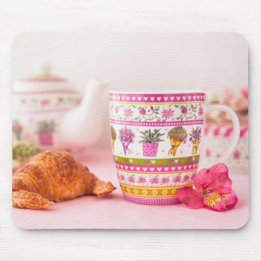 Tasse mit Tee, Hörnchen und Blume Mousepad (Vorne)