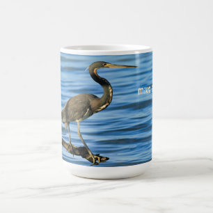 Tasse mit Tri Colored Heron auf Zweigniederlassung