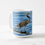 Tasse mit Tri Colored Heron auf Zweigniederlassung (Vorderseite Links)