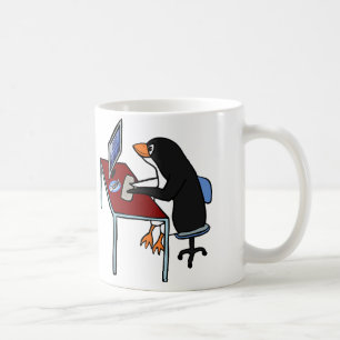 TASSE: Niedlicher lustiger Penguin, der an Kaffeetasse