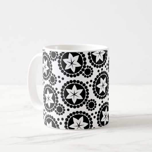Tasse niedlicher Schwarz-weißer Blume (Vorderseite Links)