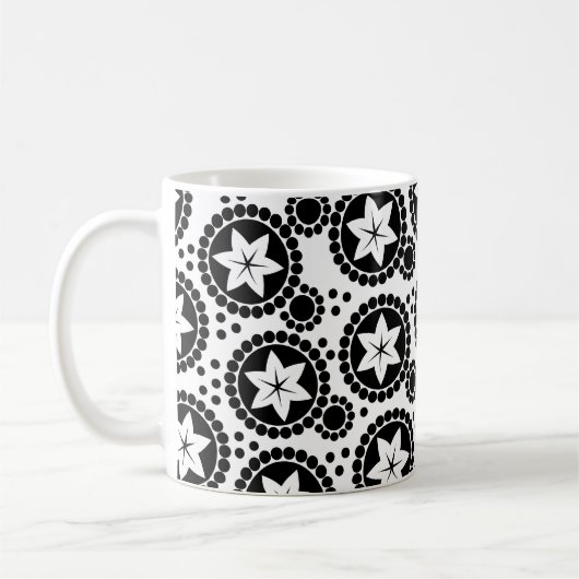 Tasse niedlicher Schwarz-weißer Blume (Links)