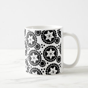 Tasse niedlicher Schwarz-weißer Blume
