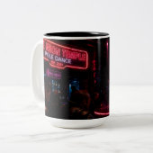 Tasse Nightclub Cyberpunk – Geschenktasse Da (Vorderseite Links)