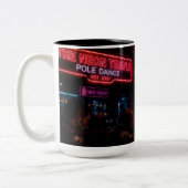 Tasse Nightclub Cyberpunk – Geschenktasse Da (Links)