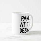 Tasse "Panik am Schreibtisch O" 🖥️ 😱 (VorderseiteRechts)