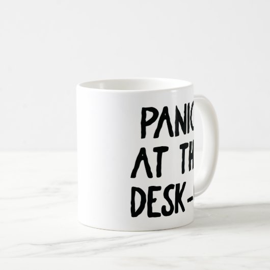 Tasse "Panik am Schreibtisch O" 🖥️ 😱 (VorderseiteRechts)
