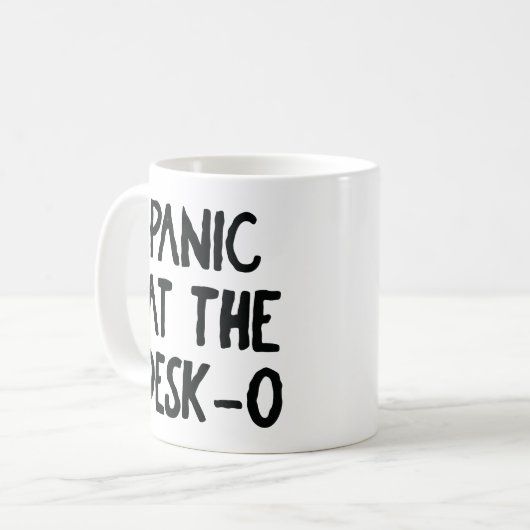 Tasse "Panik am Schreibtisch O" 🖥️ 😱 (Vorderseite Links)