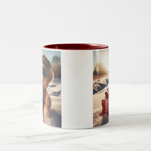 Tasse Plüschbär im Schnee hat ein Geschenk  (Mittel)