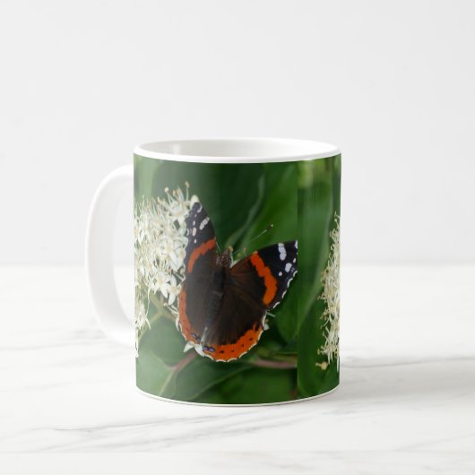 Tasse roten Admiral-Schmetterling (Vorderseite Links)