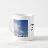 Tasse Schneeberg mit Text: "Genießen Sie Ihren Tag (Vorderseite Links)