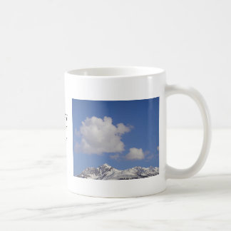 Tasse Schneeberg mit Text: "Genießen Sie Ihren Tag