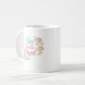 Tasse 'Sip Smile Repeat' mit Blumenmotiv (Vorderseite Links)