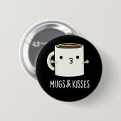 Tasse und Kisses Funny Mug Pun Dark BG Button (Vorne & Hinten)