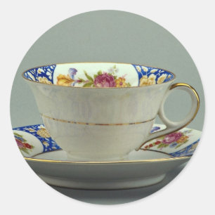 Tasse und Untertasse mit farbenfrohen Blumendesign Runder Aufkleber