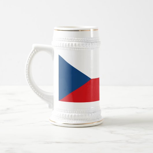 Tasse unter der Flagge Tschechiens (Links)