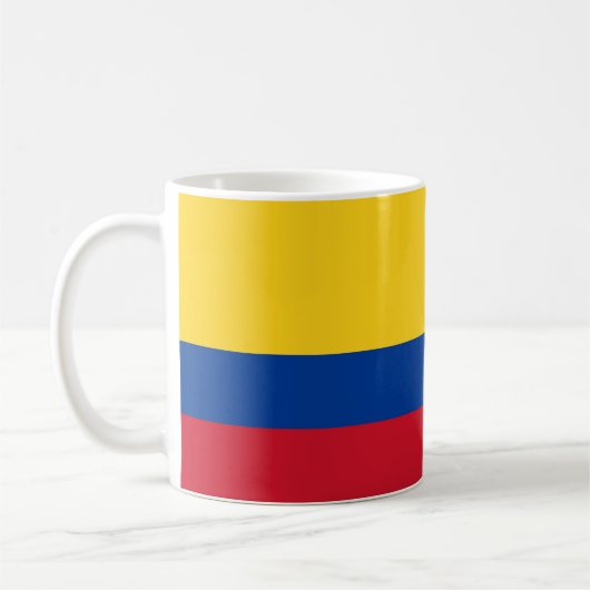 Tasse unter kolumbianischer Flagge (Links)
