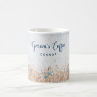 Tasse von Blütenblumen und Weizenfeld