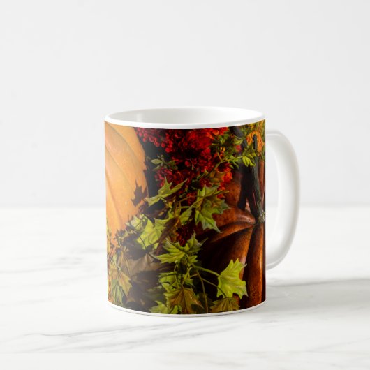 Tasse von Kürbiskaffee und Mum-Arrangement (VorderseiteRechts)