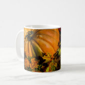 Tasse von Kürbiskaffee und Mum-Arrangement (Vorderseite Links)