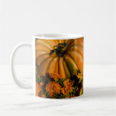 Tasse von Kürbiskaffee und Mum-Arrangement (Links)
