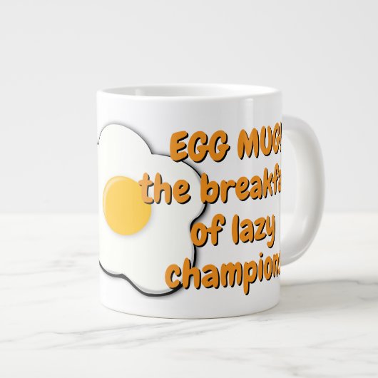 Tasse von Mikrowellen-geschwemmten Eiern mit viel (Vorderseite Rechts)