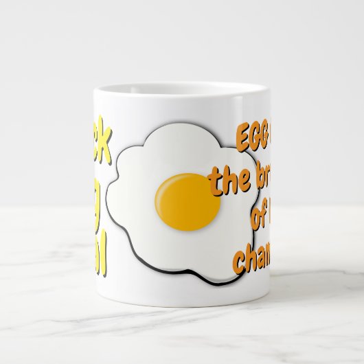 Tasse von Mikrowellen-geschwemmten Eiern mit viel (Vorderseite)