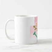 Tasse von Müttern mit Wasserkocher und Blume (Links)