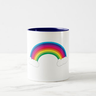 Tasse von Regenbogen und Wolken