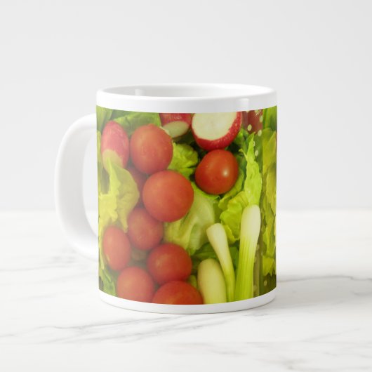 Tasse von Salaten und Gemüse (Vorderseite Links)