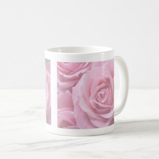 Tasse von weichrosa verblassten Rose (VorderseiteRechts)
