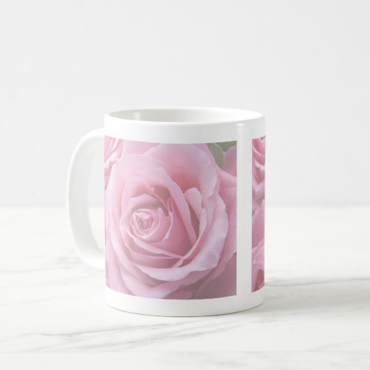 Tasse von weichrosa verblassten Rose (Vorderseite Links)