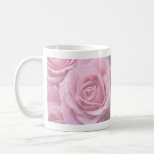 Tasse von weichrosa verblassten Rose