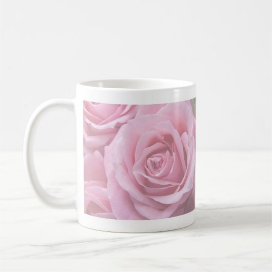 Tasse von weichrosa verblassten Rose (Links)