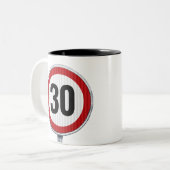 Tasse zum 30. Geburtstag mit Straßenschild und Bar (Vorderseite Links)