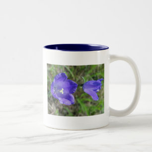 Tasse zwei blaue Glockenblumen