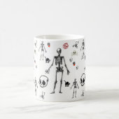 Tasse zwischen Skeletten (Mittel)