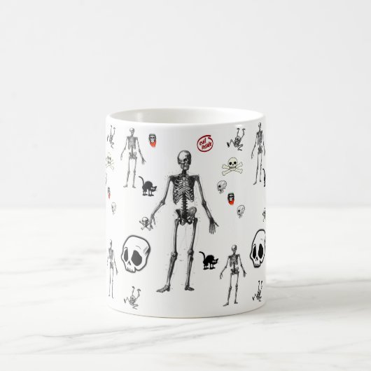 Tasse zwischen Skeletten (Mittel)