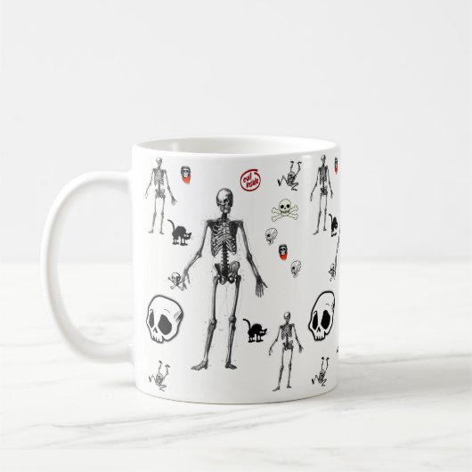 Tasse zwischen Skeletten (Links)