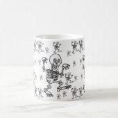 Tasse zwischen Skeletten (Mittel)