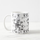 Tasse zwischen Skeletten (Links)