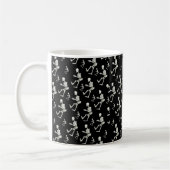 Tasse zwischen Skeletten (Links)