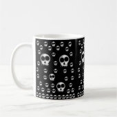 Tasse zwischen Skeletten (Links)