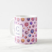 Tassen mit rosa Monogramm-Virus-Bakterien-Muster (Vorderseite Links)