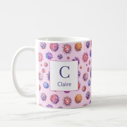 Tassen mit rosa Monogramm-Virus-Bakterien-Muster (Links)