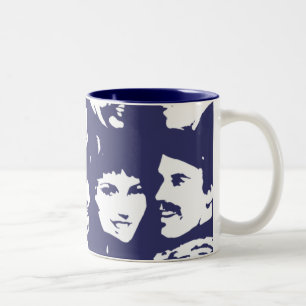 Tassencafe im Vintage-Retro-Stil mit Gesichtern an Zweifarbige Tasse